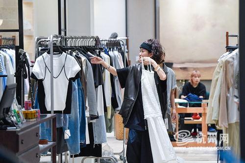 服装视频,跟随服装视频探索潮流穿搭秘诀