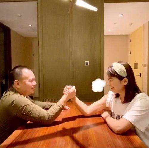 扳手腕视频,扳手腕视频中的力量对决瞬间