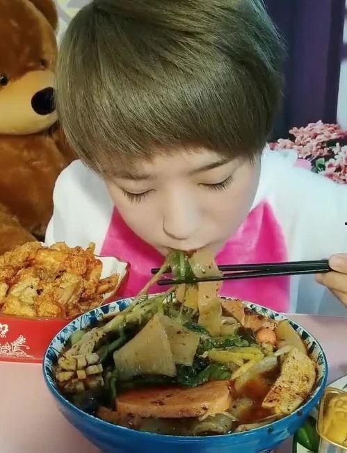 吃麻辣烫视频,一锅鲜香，尽享味蕾狂欢