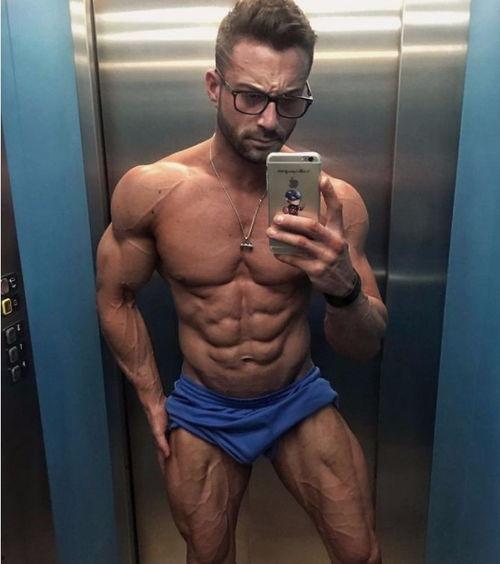 给肌肉男按摩视频,缓解疲劳，重塑健康体态
