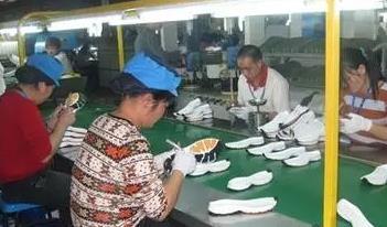鞋厂贴底视频,从贴底到成品，一睹鞋履制造全貌