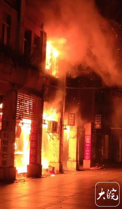 着火视频,火光冲天！惊心动魄的火灾现场瞬间