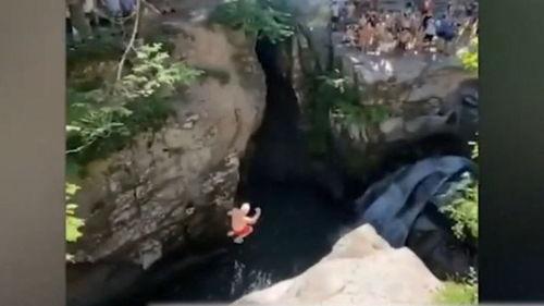 跳崖视频,揭秘跳崖视频背后的真相与反思