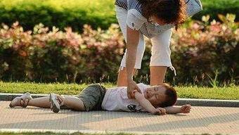 小孩摔跤视频,小宝贝摔跤的可爱瞬间回顾