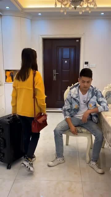 情侣飞机假装吵架视频,情侣飞机上假装吵架，网友直呼太真实！