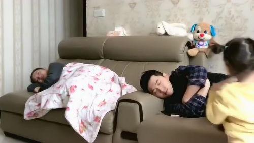 情侣飞机假装吵架视频,情侣飞机上假装吵架，网友直呼太真实！