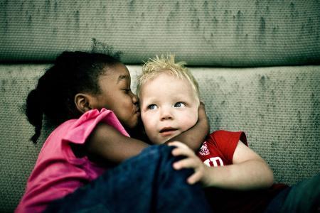 小男孩脱小女孩的裤子视频,小男孩脱小女孩裤子事件引发社会关注